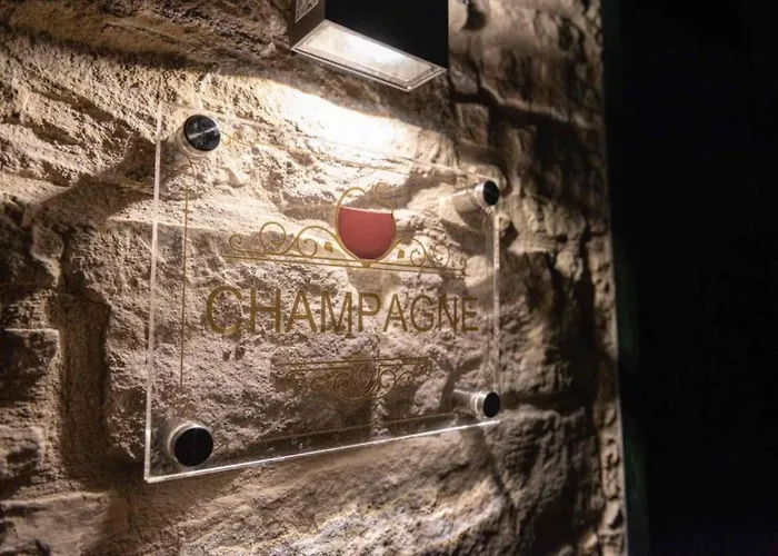 Oinou Strata - Adults Only Vouni