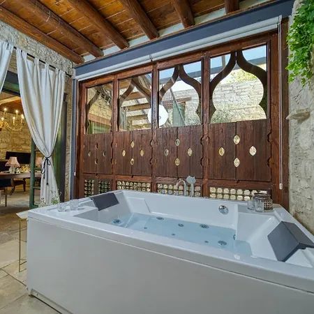 Oinou Strata - Adults Only Bed and Breakfast