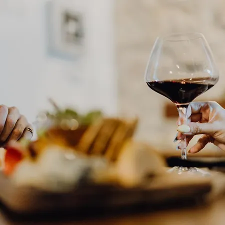 Oinou Strata - Adults Only Bed & Breakfast