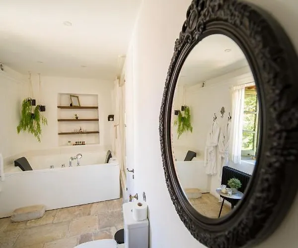 Oinou Strata - Adults Only