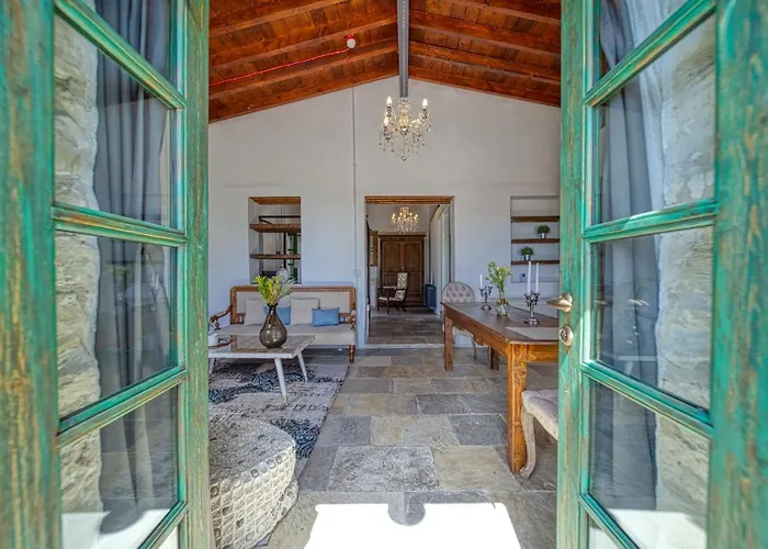 Oinou Strata - Adults Only 4*