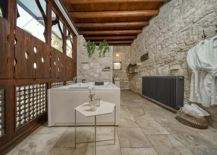 Oinou Strata - Adults Only 4*