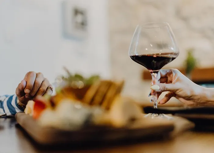 Oinou Strata - Adults Only Bed & Breakfast